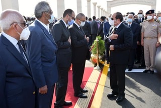 بالصور.. السيسي يتقدم الجنازة العسكرية للمشير طنطاوي ويحضر مراسم الدفن

