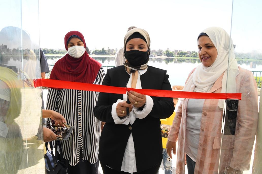 السكرتير العام المساعد تفتتح معرضا للمنتجات اليدوية بنادى قنا الرياضى