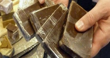 متهمان بالاتجار فى المخدرات يعترفان بحيازة 12 كيلو حشيش 
