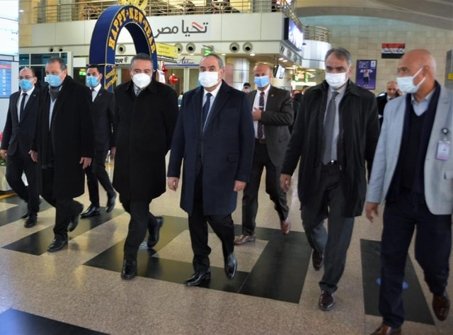 وزير الطيران يتفقد مطار القاهرة.. ويشيد بانتظام الرحلات رغم حالة الطقس