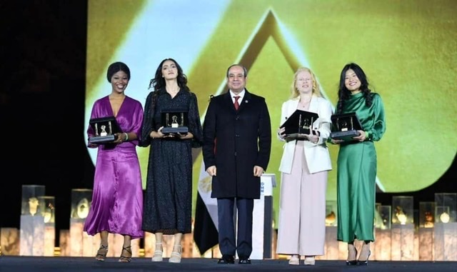 بالصور .. الرئيس السيسي يكرم عددًامن نماذج الشباب الملهم المشارك في المنتدى 