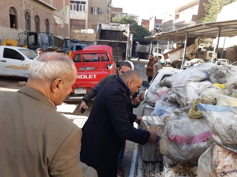 الباعة تركوا بضائعهم وفروا هاربين.. محافظة الجيزة تضبط ٣ طن لحوم ودواجن فاسدة بسوق الثلاثاء