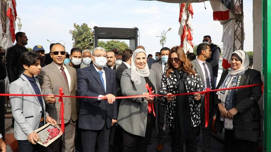 وزيرة التضامن ومحافظي المنيا ودمياط يفتتحون معرض 