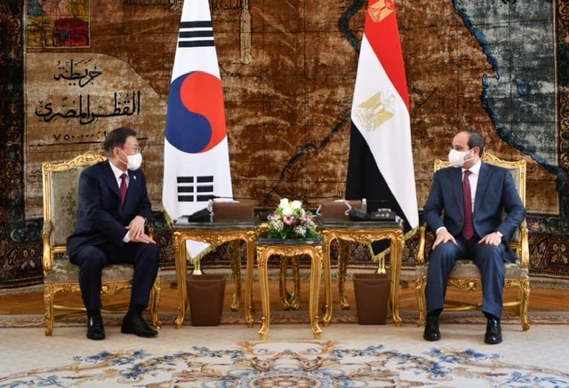 بالصور.. السيسي ورئيس كوريا الجنوبية يبحثان التعاون بين البلدين في توطين صناعة السيارات الكهربائية بمصر