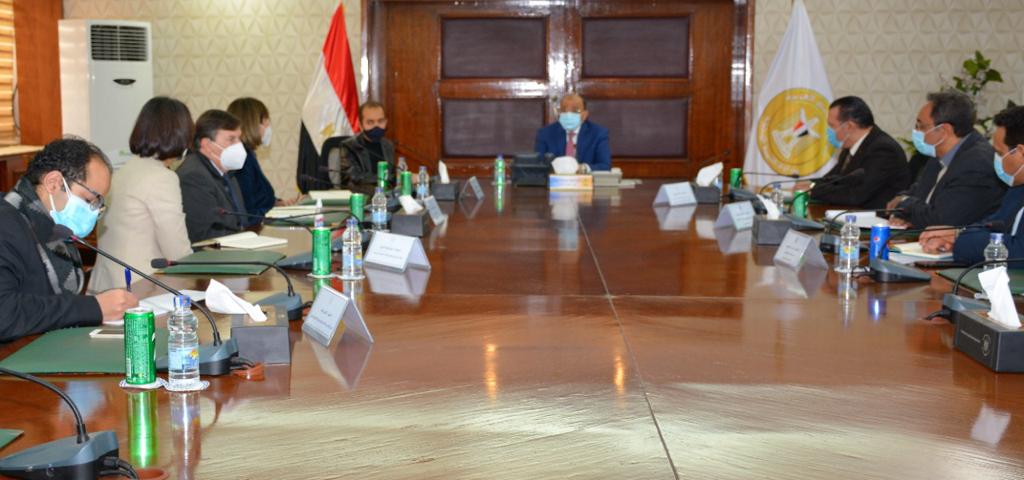 وزير التنمية المحلية يبحث مع وفد الأمم المتحدة التعاون فى برنامج تطوير الريف


