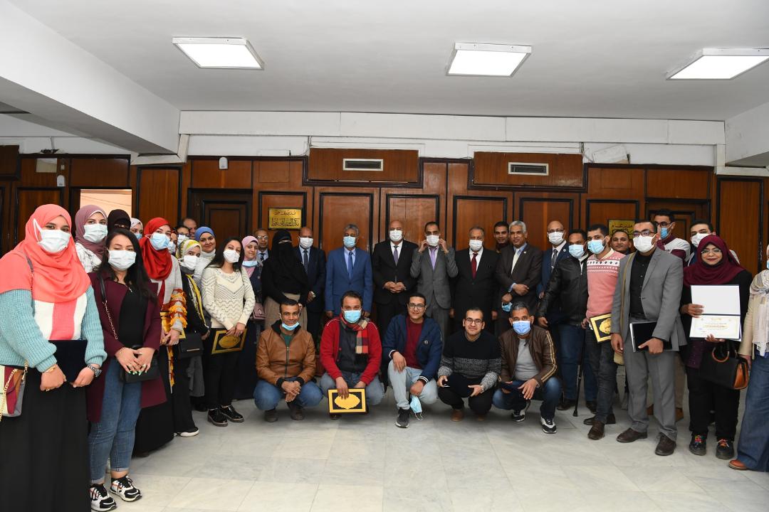 تكريم الصيادلة المتفوقين بمستشفيات قنا