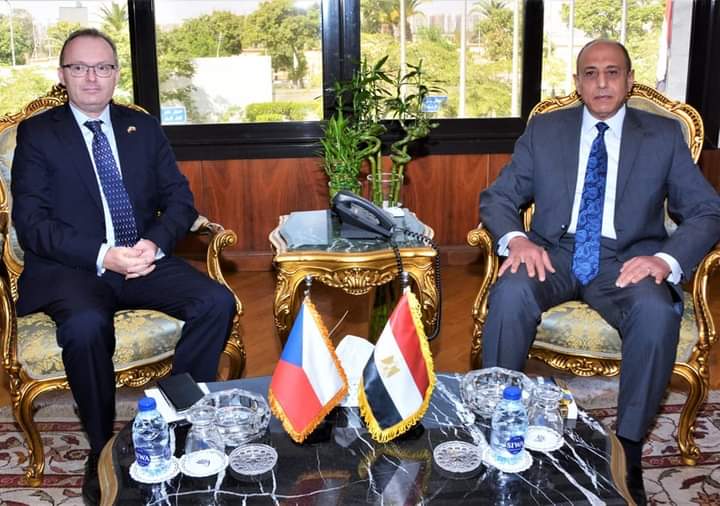وزير الطيران يلتقي سفير جمهورية التشيك لتعزيز سبل التعاون بين البلدين

