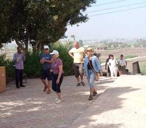 وفد سياحي متعدد الجنسيات يزور المناطق الأثرية بالمنيا