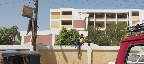 بالصورة ، القفز من اسوار المدرسة فى اليوم للدراسة بقنا يثير الاستغراب


