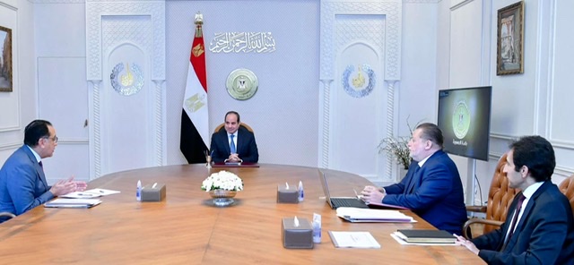 السيسي يوجه الحكومة والبنك المركزي ببلورة مبادرات جديدة لتحفيز وجذب الاستثمارات الخارجية