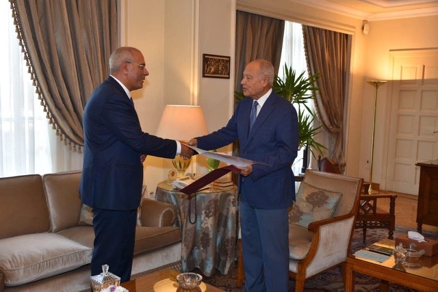 المندوب المصري الجديد لدي جامعة الدول العربية يقدم خطاب التكليف إلى أبو الغيط