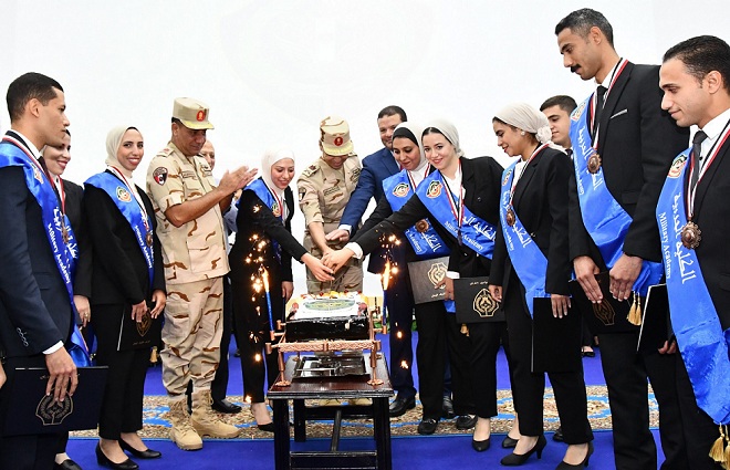 القوات المسلحة تحتفل بتخرج الدفعة الأولى لمأمورى الضرائب المتعاقدين من الذكور والإناث بالكلية الحربية