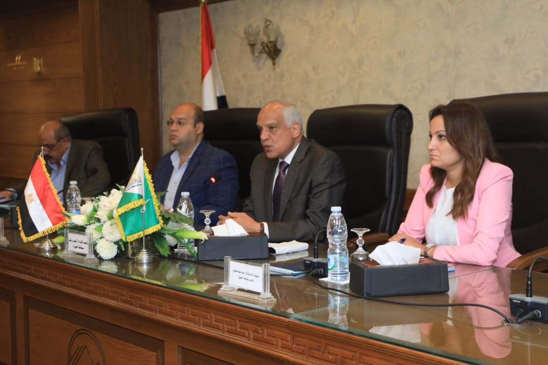 محافظ الجيزة: التنسيق مع الغرفة التجارية لإقامة منافذ سلعية كبيرة بقطاعات المحافظة