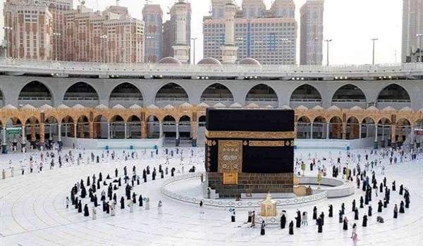 بعد عودة المعتمرين لبيوتهم من المطار، السياحة تحذر من نصابي العمرة وتؤكد على الباركود