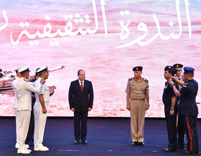 الرئيس السيسي يصّدق على ترقية قائدي القوات البحرية والجوية إلى رتبة 