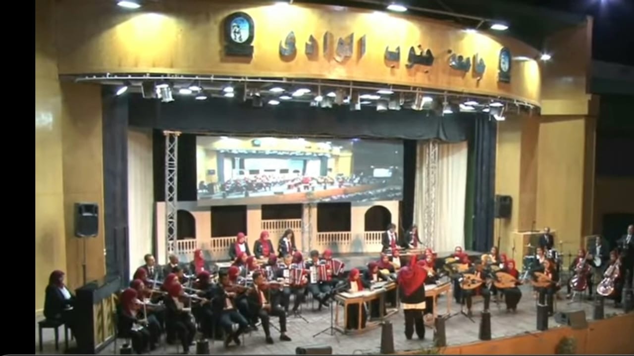 بعيد عن العين لكن فى الصورة اوضح ناس ,
جامعة جنوب الوادي تطلق اول 
