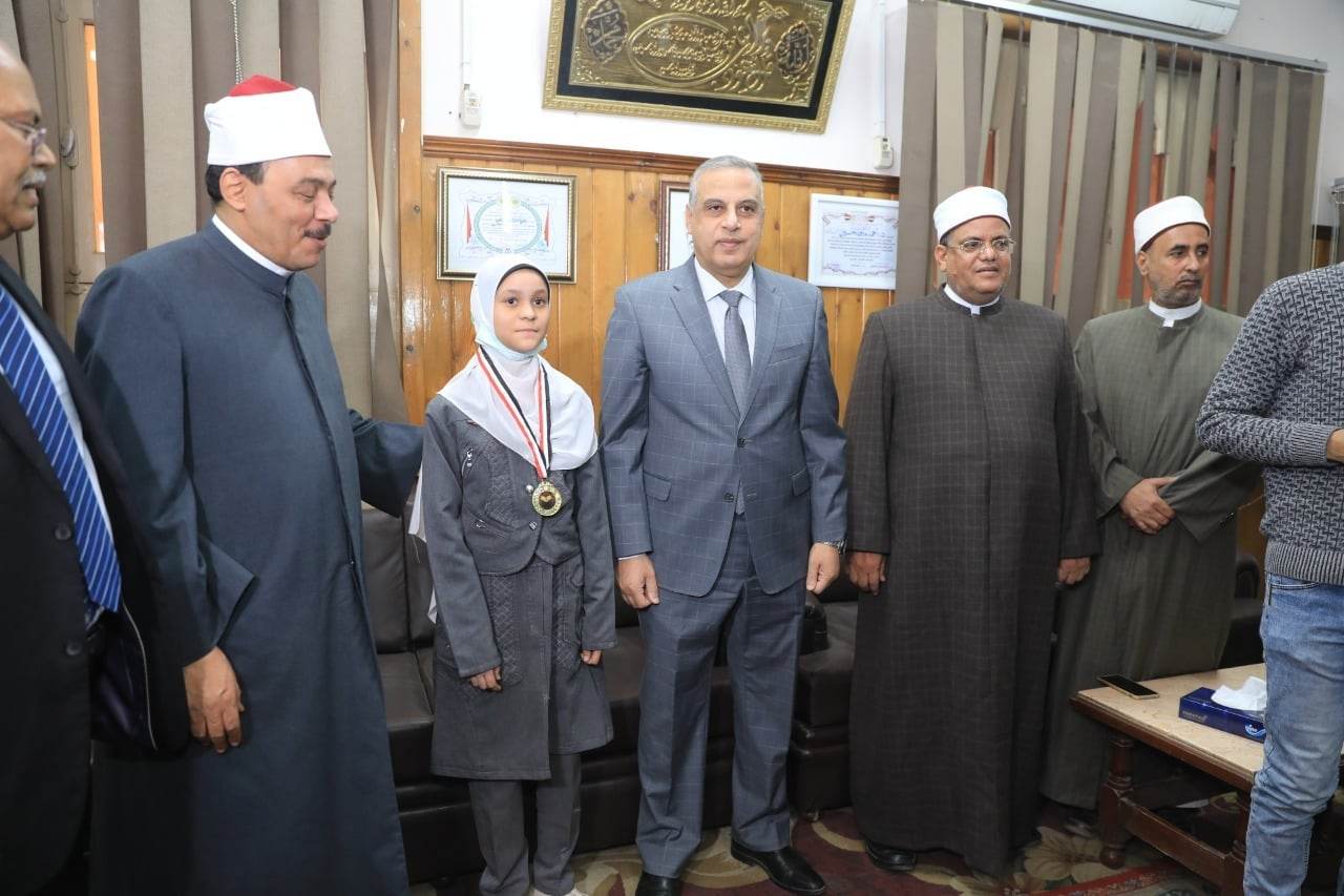 محافظ  سوهاج يُكرم عددا من حفظة القرآن الكريم بالأزهر

