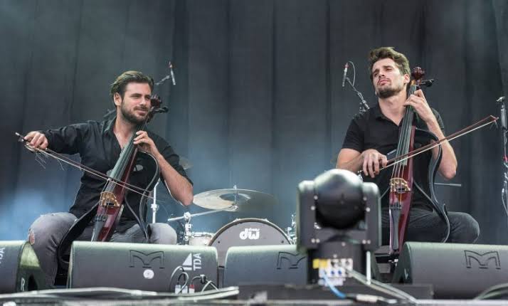 مصرللطيران تنقل فرقة 2CELLOS العالمية علي متن رحلة خاصة لإحياء حفل فني بالغردقة

