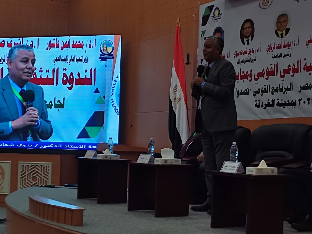 إفتتاح الدورة التثقيفيه الثالثة لتنمية الوعى القومي ومجابهة الشائعات بجامعة جنوب الوادى