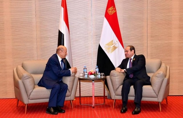 بالصور.. السيسي يلتقي رئيس مجلس القيادة الرئاسي اليمني وعدد من قادة الدول العربية في الجزائر