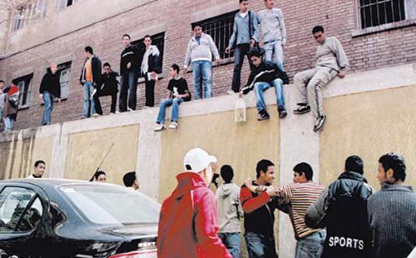 مدارس قنا شكل تانى ,
ازمات تتلاحق بين 
