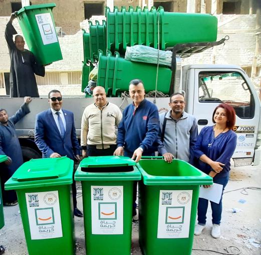629 حاوية جمع مخلفات هدية لمدارس حياة كريمة بقنا من جهاز شؤن البيئة

