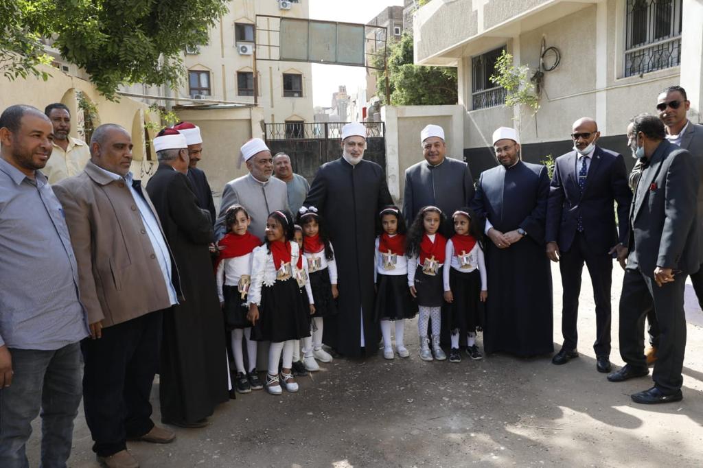 وكيل الأزهر يشيد بطالبتين من قنا لحفظهما القرآن كاملا