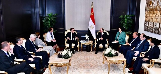 السيسي ونظيره الفرنسي يبحثان القضايا الاقليمية والدولية ذات الاهتمام المشترك بشرم الشيخ