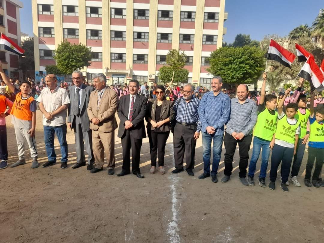 الادارة التعليمية ومجلس الامناء يكرمان اوائل الاعدادية بنات بالبدرشين
