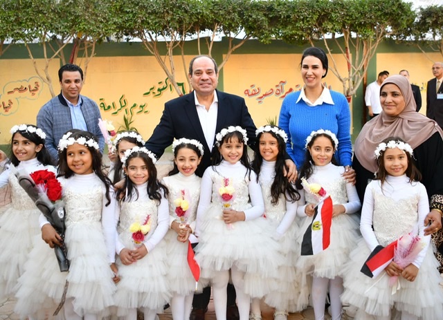 بالصور.. السيسي يزور مدرسة الحصص بشربين ويتبادل الحديث مع الطلاب 