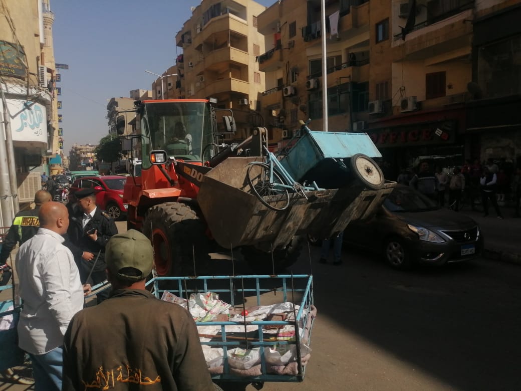 الاجهزة التنفيذية والأمنية بالأقصر تكثف جهودها للحد من الباعة الجائلين بمنطقة جنوب المدينة


