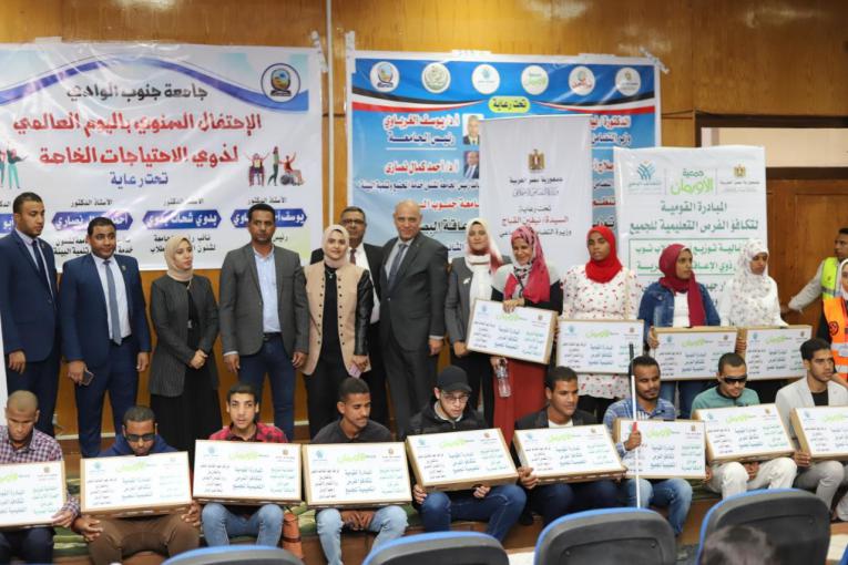 في إطار الاحتفال باليوم العالمى للأشخاص ذوي الإعاقة ... أجهزة لاب توب وأجهزة تعويضية فى قرى ومراكز قنا

