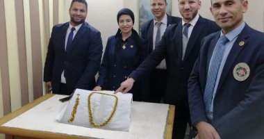 إحباط محاولة راكب بالمطار تهريب كيلو مشغولات ذهبية حول جسده 
