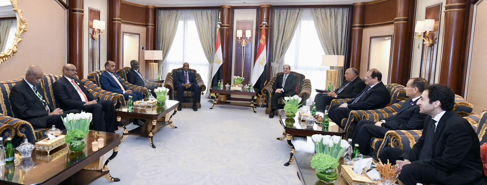 السيسي يلتقي رئيس مجلس السيادة الانتقالي السوداني بالرياض
