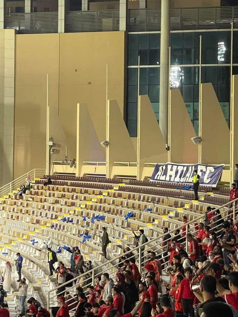 جماهير الهلال يتركون تيشيرت فريقهم في المدرجات بعد تعثره برباعية أمام الأهلي