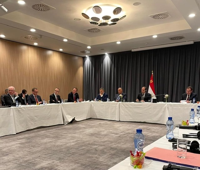 السيسي يلتقي مع ممثلي مجتمع الأعمال ورؤساء كبرى الشركات في بلجيكا