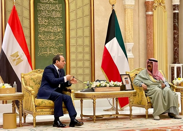 السيسي يلتقي بولي العهد الكويتي بقصر بيان 