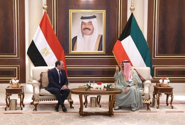 بالصور.. ولي العهد الكويتي يستقبل الرئيس السيسي بمطار الكويت