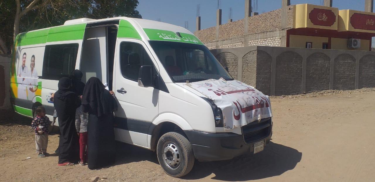 صحة قنا .. الكشف علي ٧٠٩ حالة خلال قافلة طبية مجانية بنجع السباعي ضمن حياة كريمة 


