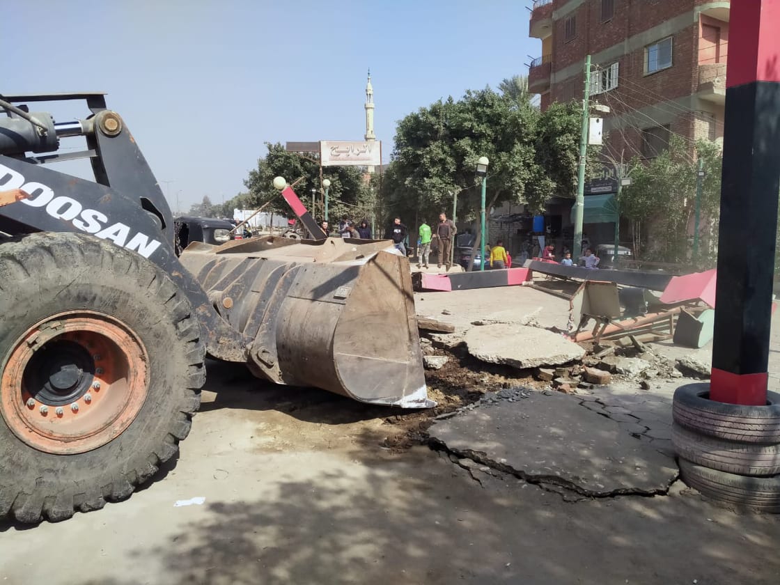 ازالة ٥٥ حالة تعدي علي أملاك الدولة بالعياط ورفع سيارات نقل تشغل الطريق العام بالبدرشين

