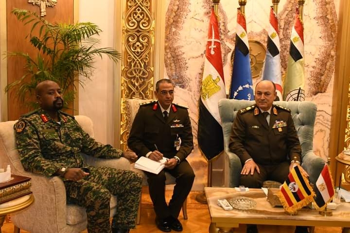 رئيس الأركان يبحث مع قائد القوات البرية الأوغندى سبل تعزيز التعاون المشترك وتبادل الخبرات
