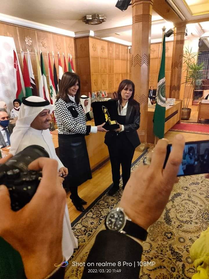  المجلس العربي يُكرم وزيرة الهجرة السفيرة نبيلة مكرم بدرع الإنسانية