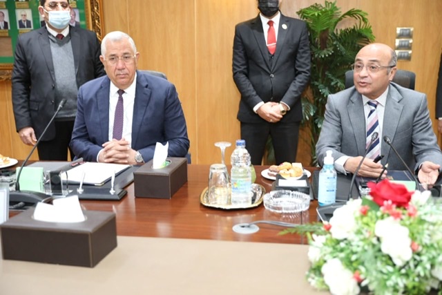 وزيرا العدل والزراعة يوقعان عقدا لنقل أراضي ومباني لإقامة محكمة بالقناطر الخيرية