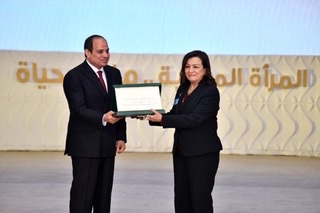 بالصور.. الرئيس السيسي يكرم الأمهات المثاليات