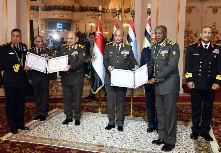 وزير الدفاع والإنتاج الحربى يكرم قادة القوات المسلحة المحالين للتقاعد
