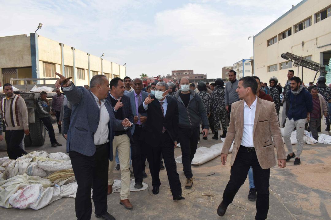 القاضي يتابع تداعيات حادث صومعة بني مزار ويؤكد لا ضرر بالقمح المخزن  

