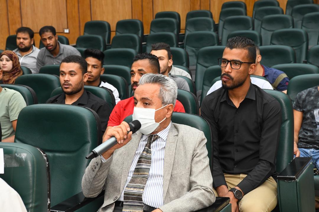محافظ قنا يلتقى الشباب المتقدمين لمشروع سيارات الطعام المتنقلة لتذليل مشكلاتهم  


