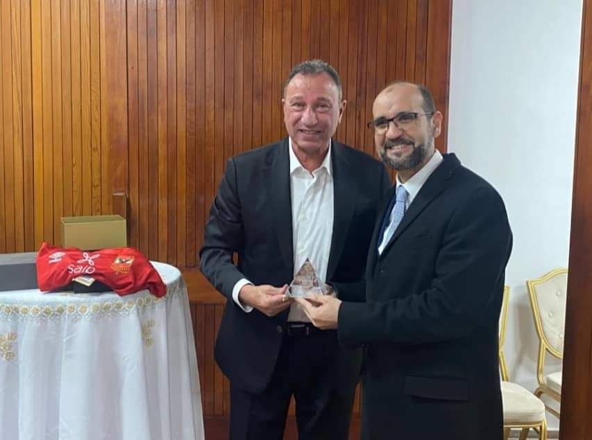 الخطيب يهدي درع وعلم النادي الأهلي لرئيس الرجاء.. ويشكر الأشقاء المغاربة