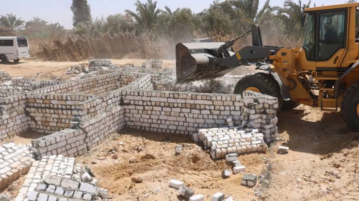 الجيزة تسترد  ١٧٠ فدان زراعي  و ٣ ألاف م٢ مباني متعدي عليها بالواحات البحرية 

