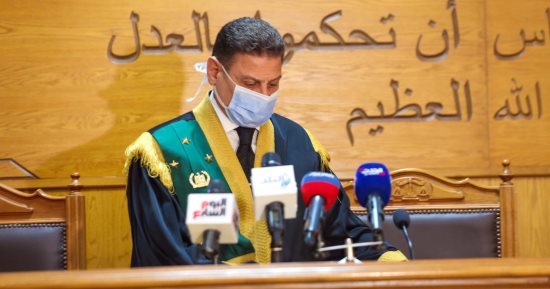 تأجيل محاكمة مرشد الاخوان ومحمود عزت و79 آخرين في أحداث المنصة الى ٢٣ مايو


